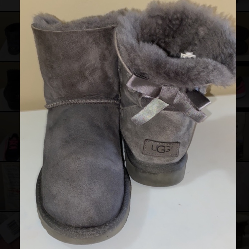 Size 6 gray BAILY BOW UGGS
